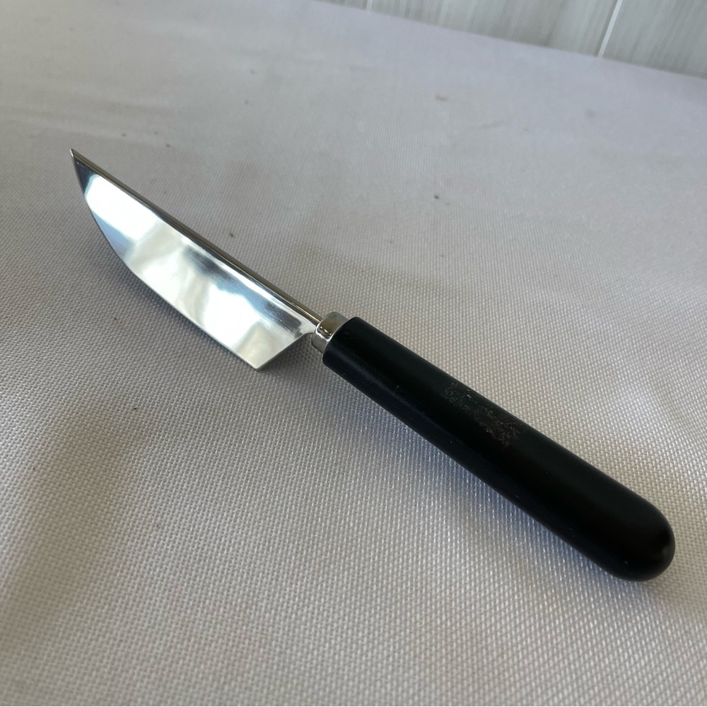The Pampered Chef v-cut v shape vegetable garnishing knife tool
